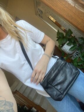 Vintage Kenneth Cole Classic Black Leather Crossbody Bag